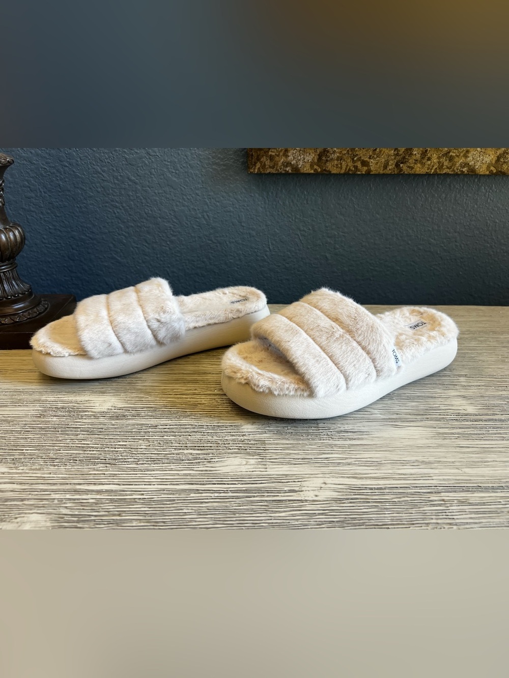 LIKE NEW!!! Toms Plush Slide Slippers in Light Beige